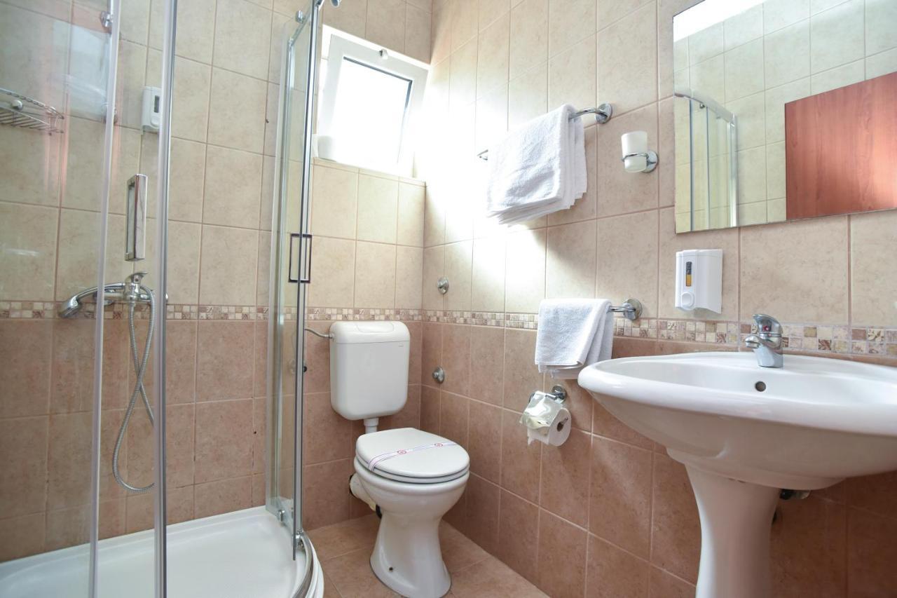 Hotel Suzana Budva Buitenkant foto