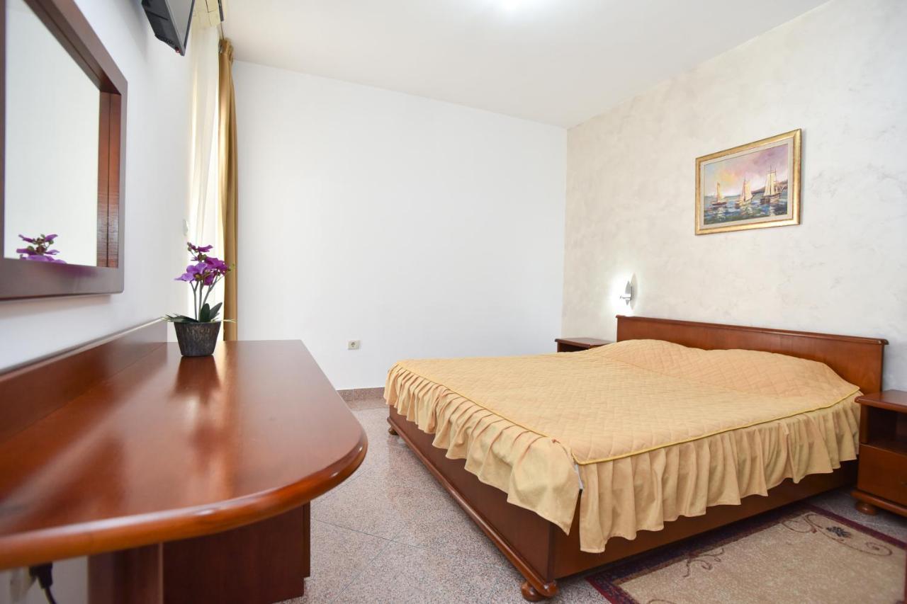Hotel Suzana Budva Buitenkant foto