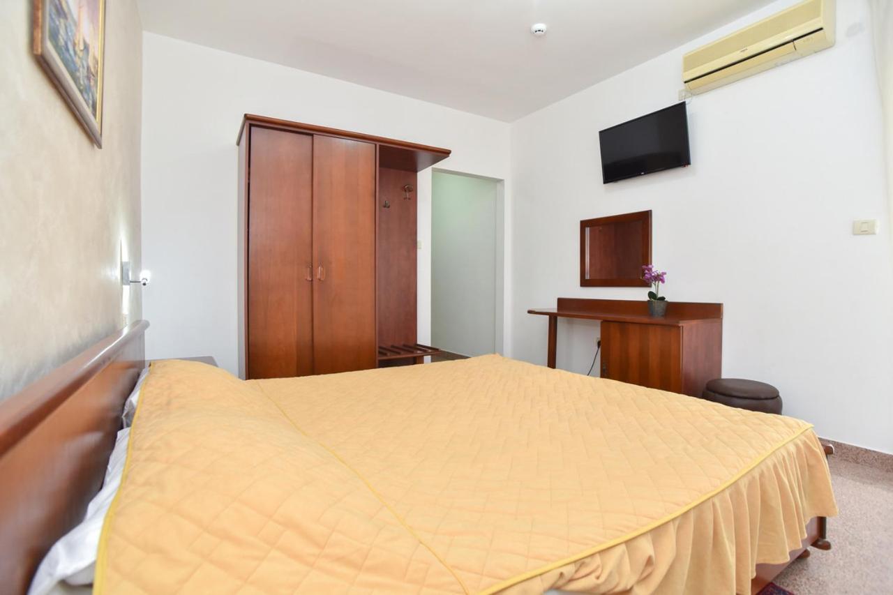 Hotel Suzana Budva Buitenkant foto