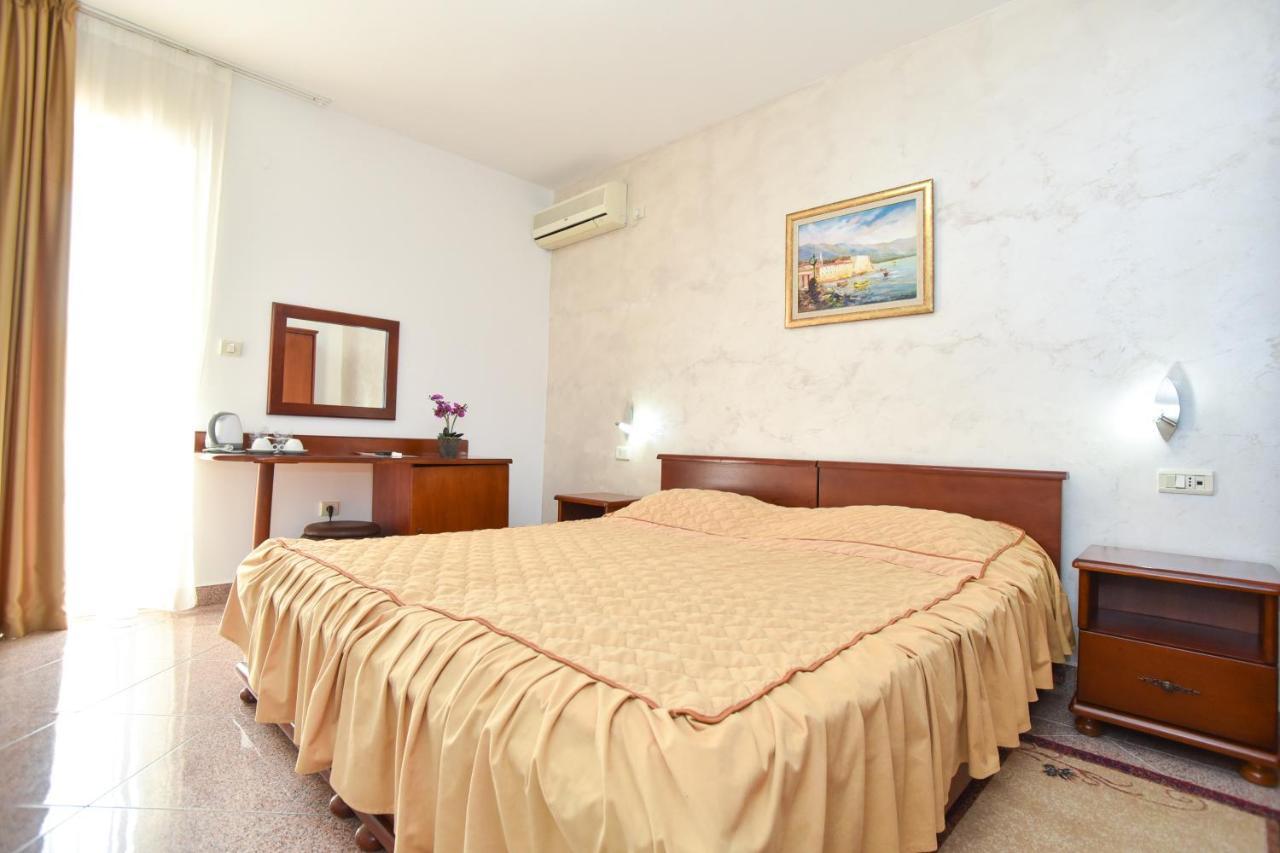 Hotel Suzana Budva Buitenkant foto